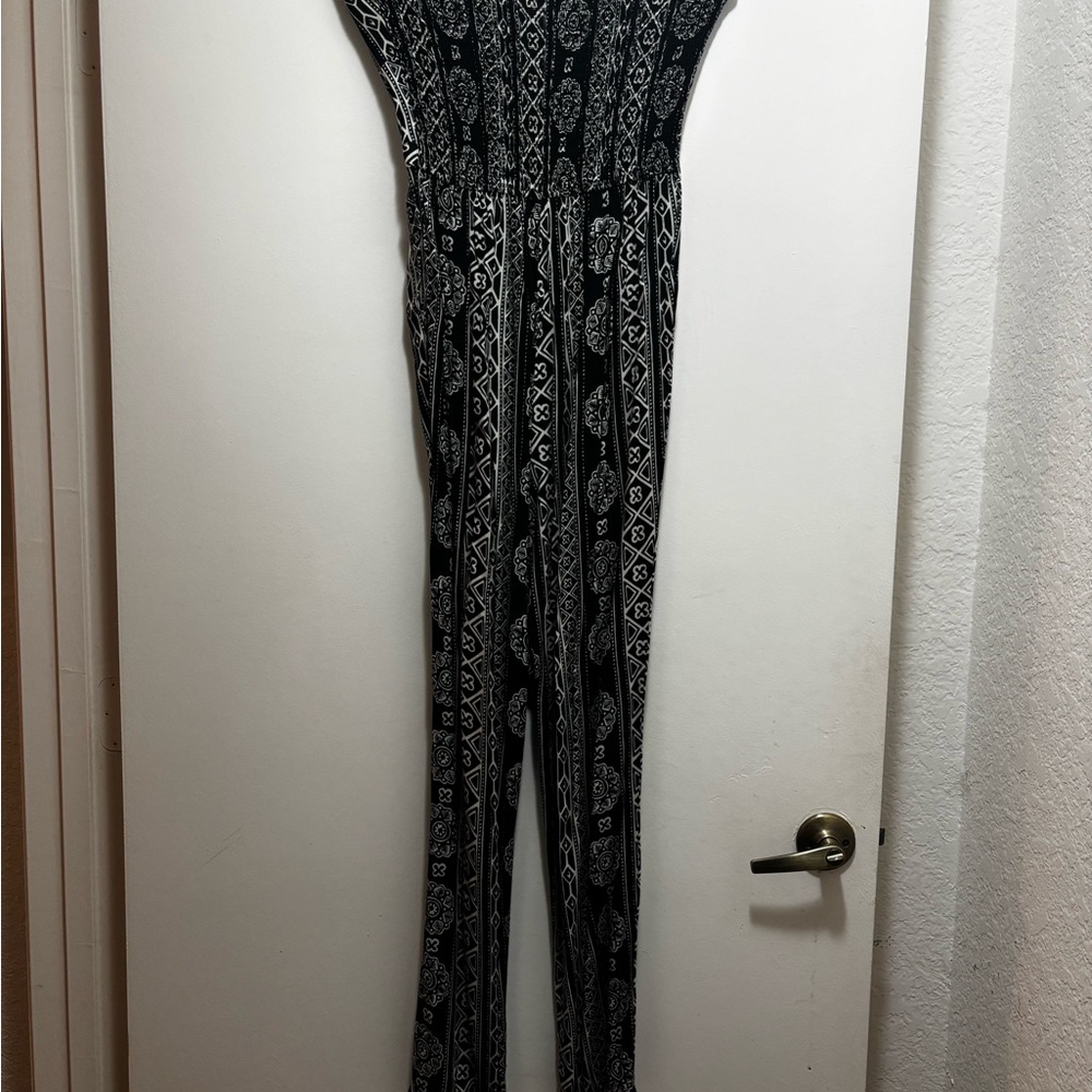 Hollister Geometric Print Jumpsuit – Size Small – Comfortable & Versatile